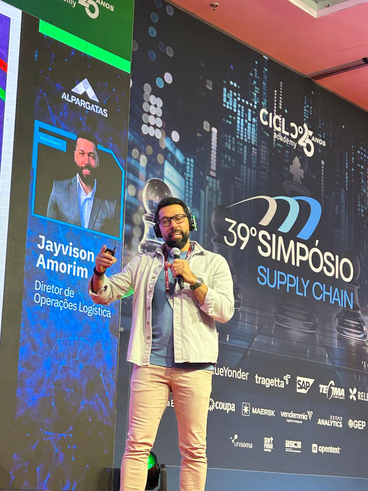 Jayvison Amorim palestrando no Simpósio de Supply Chain